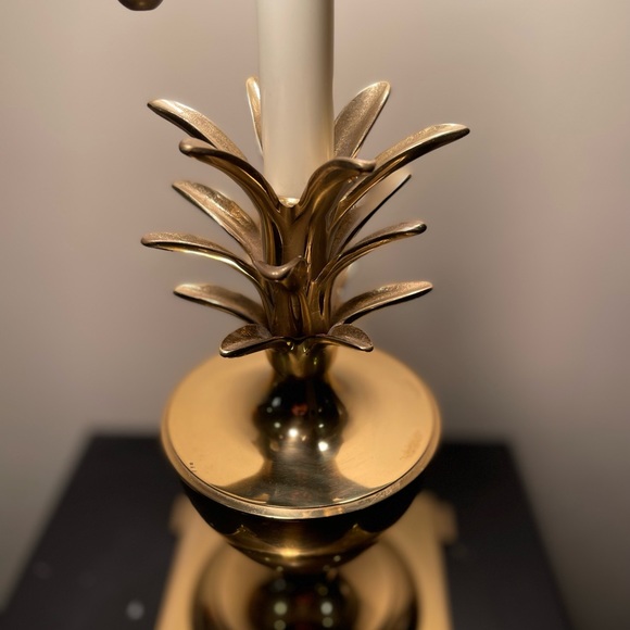 1970’s Solod Brass Pineapple Lamp with white tile shade - Picture 3 of 12